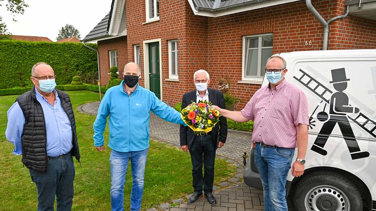 (v.l.): Peter Rocks (Bauamt), Henry van der Kamp (Bauleiter Deutsche Glasfaser), Bürgermeister Franz Möllering und Jürgen Fischer (1. Kunde).