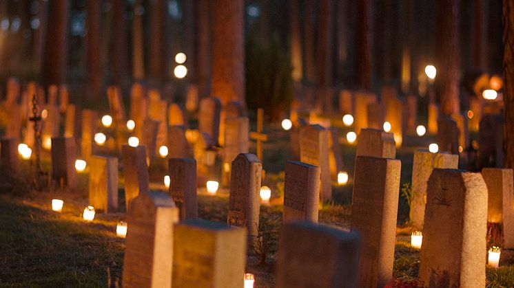 Fonus hjälper i år kostnadsfritt till med att tända ljus på 460 kyrkogårdar runt om i landet