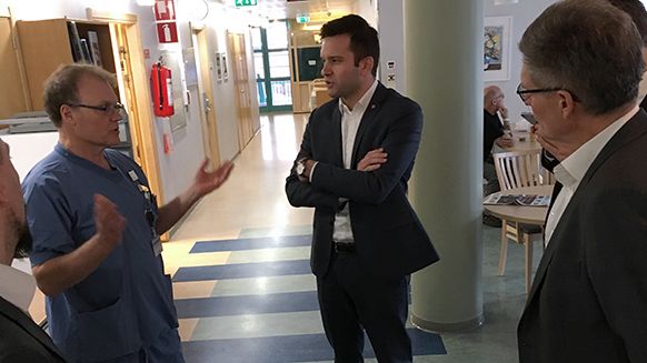 Sjukvårdsminister Gabriel Wikström i samspråk med Sune Forsberg, verksamhetschef vid Norrtälje sjukhus, under fredagens TioHundrabesök.