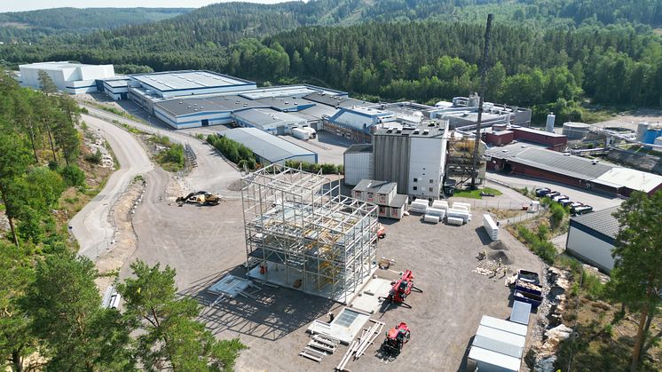 Den nya anläggningen när den byggs upp på plats i Kisa, Kinda kommun.  Foto: Meva Energy