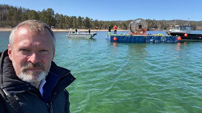 Mats Lagervall på Jönköping Energi leder arbetet med att förlägga ytterligare en fiberkabel till Visingsö. 