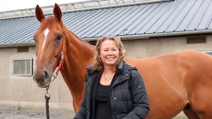 Lill Gusén Hammar har utsetts till ny vd för Svensk Galopp AB. Här ses Lill tillsammans med galopphästen Red Hot Chili. Foto: Svensk Galopp