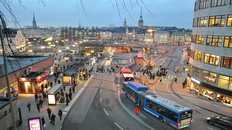 Med hjälp av Internet of Things presenterar vi en ny och tekniskt enklare lösning som sänker kostnaderna och skapar större frihet för både trafikoperatörer och trafikföretag.