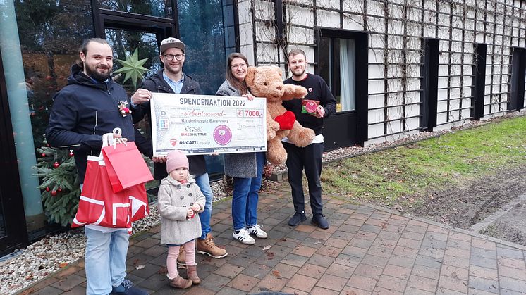 Stolze Präsentation des Spendenschecks vor dem Kinderhospiz Bärenherz