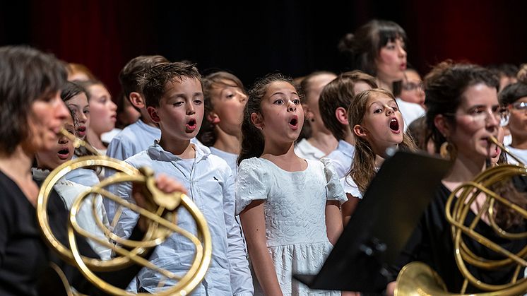 Die Internationale Bachakademie Stuttgart und dm-drogerie markt setzen ihr Musik- Vermittlungsprojekt Bachbewegt!Singen! fort: Schulkinder singen auf dem Musikfest Stuttgart 2023 für eine nachhaltige Lebensweise