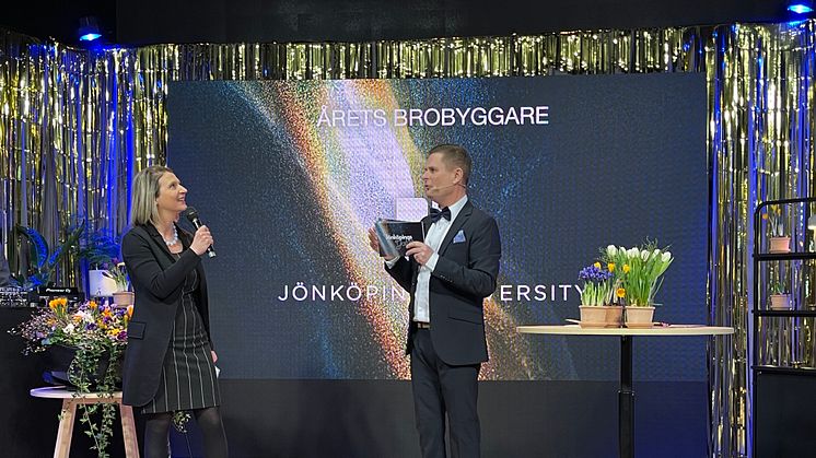 Lucia Naldi representerade JU och delade ut priset Årets Brobryggare på Jönköpingsgalan. Här tillsammans med programledare Stefan Fur.