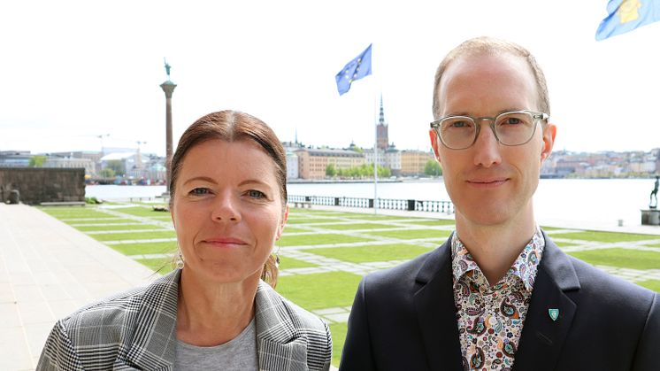 Socialborgarrådet Jan Jönsson (L) och skolborgarrådet Isabel Smedberg-Palmqvist (L) om insatserna mot hedersrelaterat förtryck. Foto: Liberalerna Stockholm