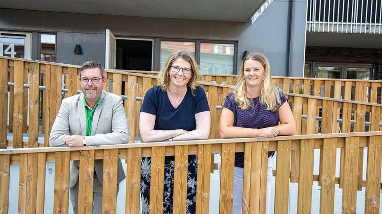 Joakim Karlson, Annika Borling och Linda Bodevind framför en av Ljungbybostäders fastigheter i Ljungby centrum.