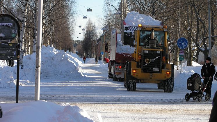 Snö forslas bort från Umeå centrum