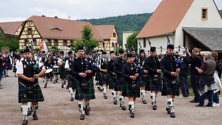 Pipes, Drums & More: Einmarsch einer traditionell gekleideten Pipe-Band - Foto: Christian Albrecht