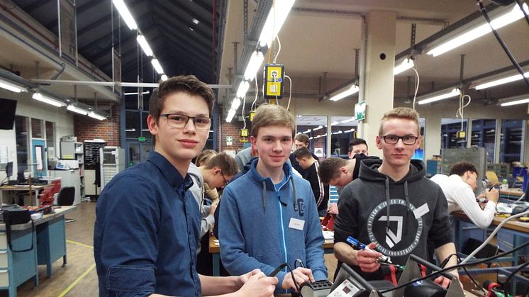 Lukas Schopohl, Julius Schäfer und Simon Schulte in der Ausbildungswerkstatt von Westfalen Weser Netz in Kirchlengern beim Energy Camp (v. l.).