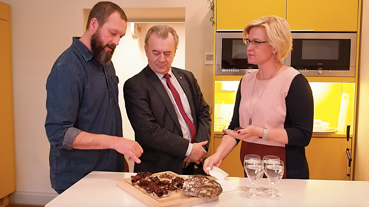 Sven-Erik Bucht äter klimatsmart lunch 