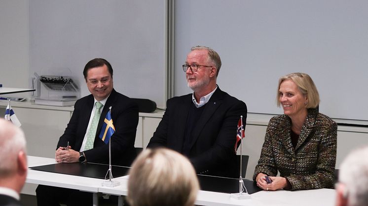 Från vänster Stf besickningschef Janne Jokinen, Finlands ambassad, statsrådet Johan Pehrson och Ambassadör Aud Kolberg, Norge. Foto:  Viktor Pettersson. Regeringskansliet.