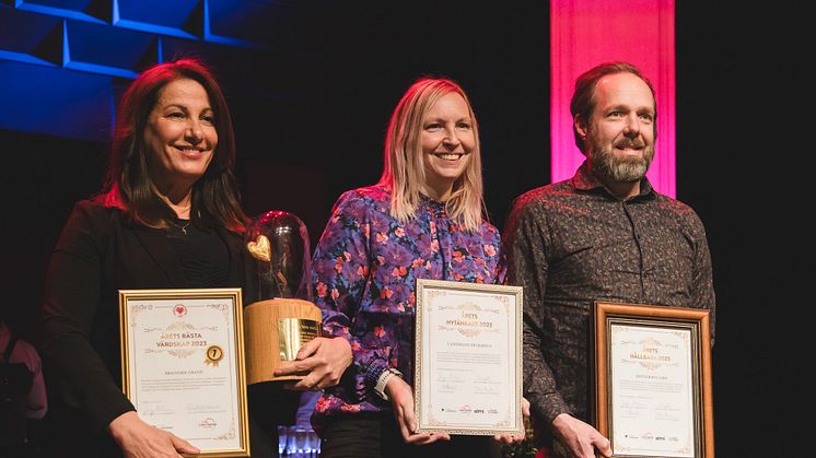 De tre vinnarföretagen som prisades på Besöksnäringsdagen. Från vänster Gulle Demir, Brasserie Grand, Malin Ohlin, LasseMajas Deckarhus och Andreas Landén, Restaurang Jord. Foto: Visit Linköping & Co 