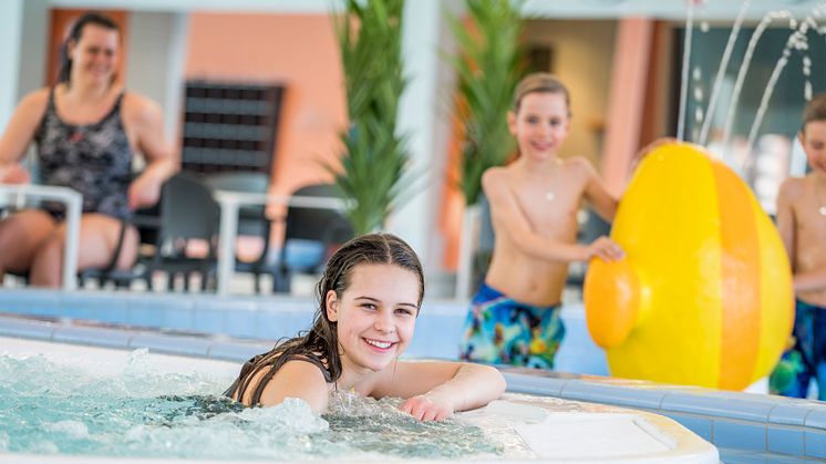 Skoj för hela familjen på Järfällabadet. Foto: Lars Clason.