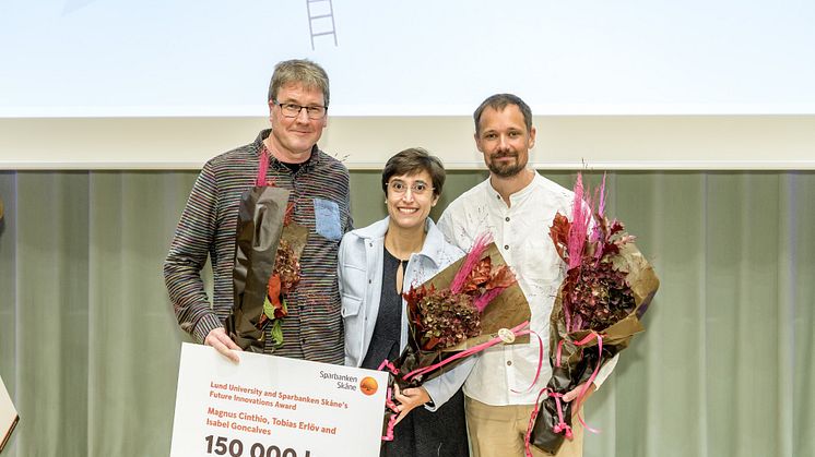 Magnus Cinthio, Isabel Goncalves och Tobias Erlöv vinner pris för sin innovation som går ut på att identifiera åderförfettningsplack i ett tidigt skede. Foto: Kennet Ruona 