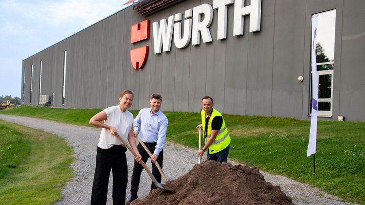 Åsa Sterling, VD Würth Svenska AB, Peter Lindström, logistikchef och Robert Davidsson, Avdelningschef HMB Construction tar första spadtaget för utbyggnaden.