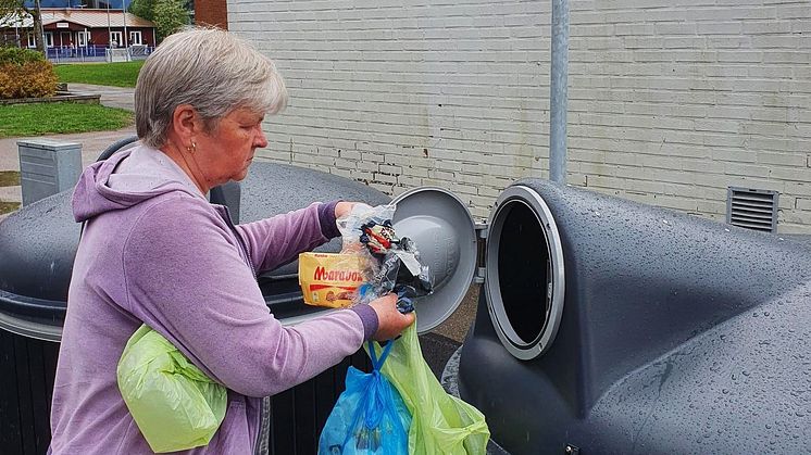 Inga Dudas, boende i kvarteret Humlan, lämnar plast för återvinning på miljöstationen