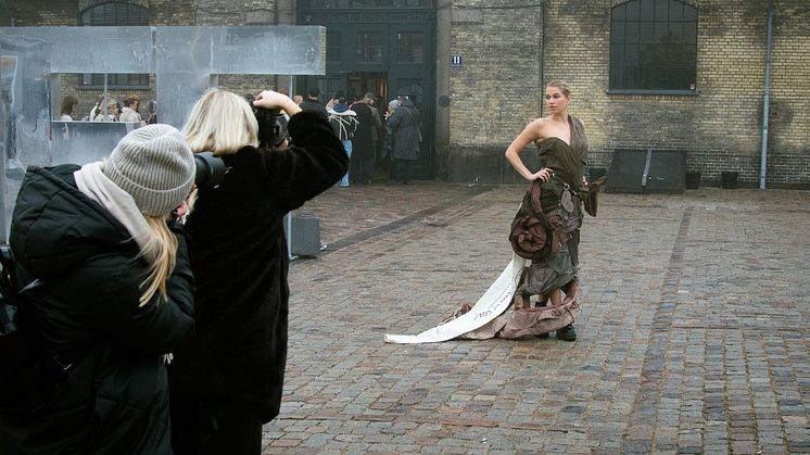 Tise Danmark lancerede Verdens Værste Kjole under Copenhagen Fashion Week 