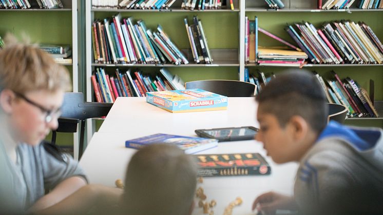 Kulturgruppa i FAU ved Sinsen skole får støtte til sitt initiativ til bruk av skolebiblioteket som møteplass utenom skoletiden, i samarbeid med Sinsen skole, FAU i Sinsen barnehage og Sinsen Kulturhus. (Foto: Elever ved Sinsen skole)