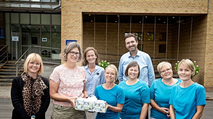 Modtageren af prisen ’Årets Fod 2018’ er Steno Diabetes Center Copenhagen. Det er Danske Fodterapeuters formand, Tina Christensen, der overrækker prisen til Steno Diabetes Center Copenhagen.Foto: Jørgen True