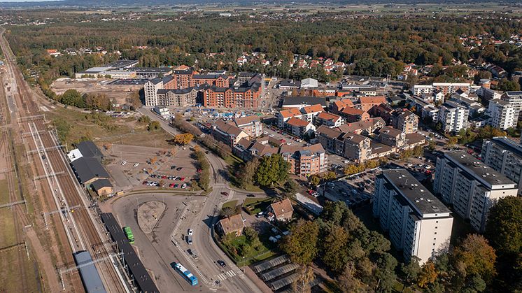 Sikte på ett stadshus som samlar många under ett tak