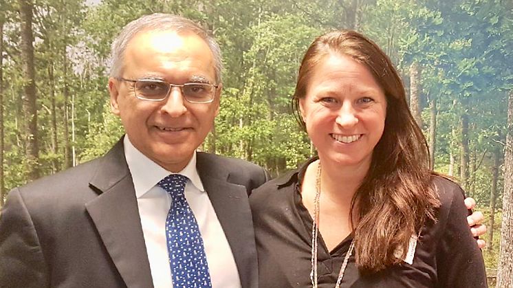 Pavan Sukhdev, president för Världsnaturfonden, WWF, gästar BIOBASE i Piteå 11-12 juni. Här tillsammans med Helena Karlberg, vd, Piteå Science Park.