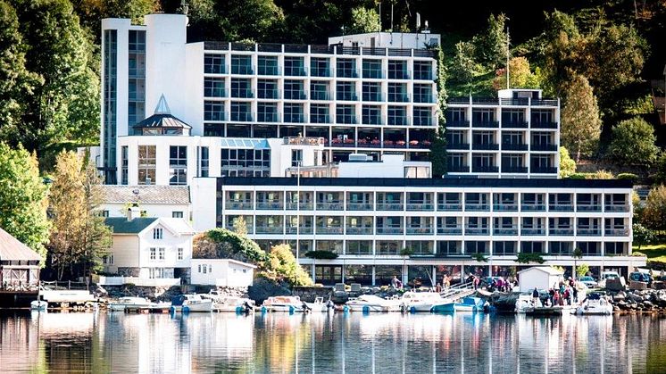 Hotell Geiranger ligg heilt i vasskanten inst i Geirangerfjorden, har 150 rom og fjordutsikt over verdsarven.