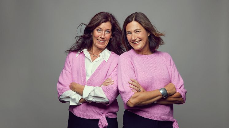 Rosa bandet-tröjan 2023. Modellen Louise (till vänster) och modellen Emma (till höger). 
