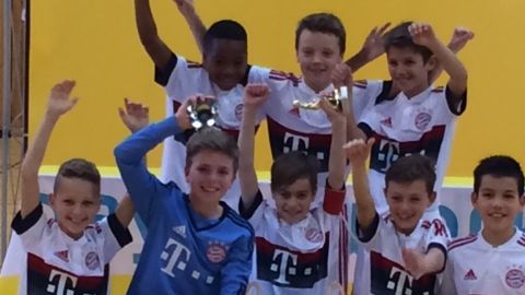 Der FC Bayern München gewinnt den Bayernwerk Junior Cup 2015 - 18 europäische Spitzenvereine traten im Finale an