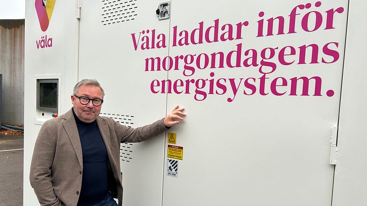Fredrik Arvidsson, teknisk chef på Väla, vid batteriet som tillför 500 kW till Välas virtuella kraftverk (VPP).