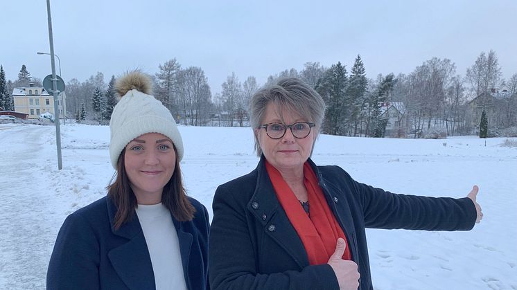Johanna Bergsman, enhetschef plan & projekt och Gunilla Ingemyr, kommunstyrelsens ordförande i Sunne, hoppas att det finns många intressenter för markområdet vid Magasinsgatan i centrala Sunne