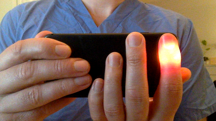 På Danderyds sjukhus hjärtklinik testat en ny metod för diagnostik av hjärtrytm via smartphone. Blodflödet registreras genom att ett finger hålls mot mobilens kamera och en algoritm gör en automatisk tolkning av hjärtrytmen.