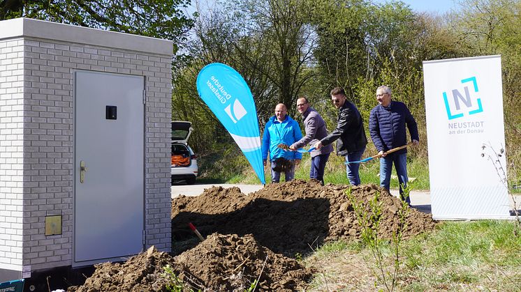 V.l.n.r.: Frank Sahling (Projektmanager Ausbau Förderung, Deutsche Glasfaser), Andreas Römer (Programm Manager Förderung, Deutsche Glasfaser), Daniel Bachberger (Breitbandpate, Stadt Neustadt an der Donau) und Günter Schweiger, zweiter Bürgermeister