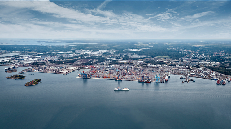 En miljon lastbilar och 6000 fartyg trafikerar Göteborgs hamn varje år. Nu ska den fossilfria omställningen i hamnen accelereras. Bild: Göteborgs Hamn AB.