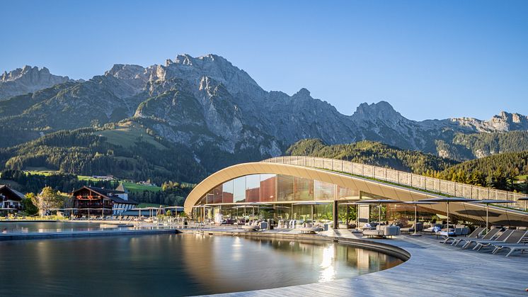 Wellness Terrasse mit Holz: „ATMOSPHERE by Krallerhof