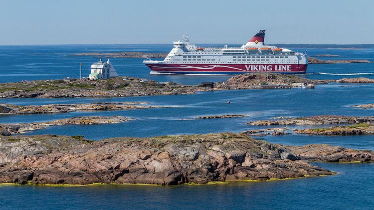 Amorella passerar Kobba Klintar, Åland