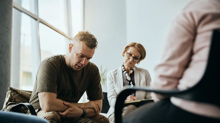 "Det första jag gör är att prata med och lyssna på patienten – vad vill du, vad är viktigt för dig? Allt handlar om relation och tillit." De allra flesta är väldigt positiva och säger sällan nej. Foto: AdobeStock.com