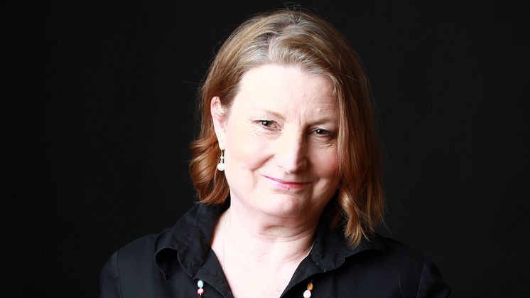 Ewa Åkerlind väljer att vara öppen med sitt missbruk "Ja jag satt på jobbet och skrev poesi, i smyg"
