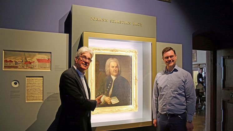 Dr. Volker Rodekamp und Eric Buchmann vor dem Bach-Portrait im Alten Rathaus
