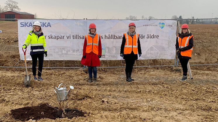 Plantering som startskott för bygge av äldreboende i Skurup. Foto: Molly Berggren Skånska Dagbladet