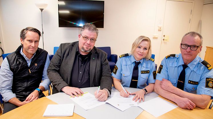 Från v. i bild: Niklas Schörling, beredskaps- och säkerhetssamordnare, Teddy Nilsson (SD), kommunstyrelsens ordförande, Caroline Sempert, t.f. lokalpolischef LPO Klippan samt Björn Johnsson, kommunpolis i Svalövs kommun.