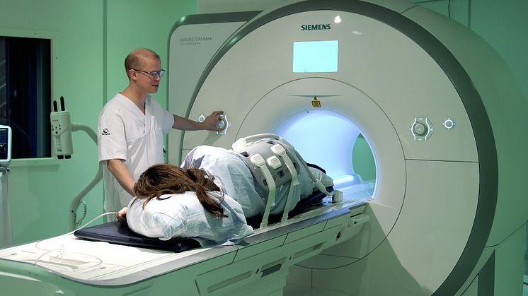 Skånes universitetssjukhus är först i landet att rutinmässigt undersöka fosterhjärtan med hjälp av magnetkamera. Tack vare metoden kan fler säkra diagnoser ställas.