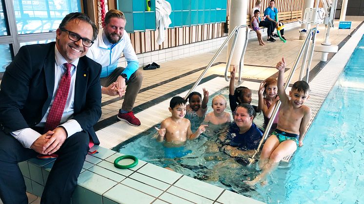 Niklas Wikström (L) ordförande barn- och ungdomsnämnden Stephan Hammar, verksamhetschef kultur- och fritidsförvaltningen Emmy Larsson, simundervisningsansvarig Sundstabadet, Elever från förskoleklass på Kronoparksskolan. Foto: Robert Ojala.