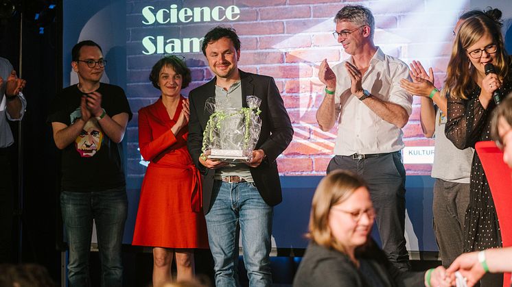 Siegerehrung beim 1. Brandenburger Science Slam am Standort der Präsenzstelle Fürstenwalde mit dem Erstplatzierten Bastian Prell von der TH Wildau. (Bild: Alexander Rentsch)