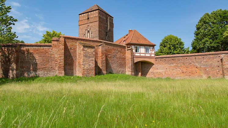 Blick auf die Burg in Wittstock (Dosse) und dazugehörige Stadtbauer, die als die einzig komplett erhaltene Backstein-Stadtmauer Deutschlands gilt. (TMB-Fotoarchiv / Steffen Lehmann)