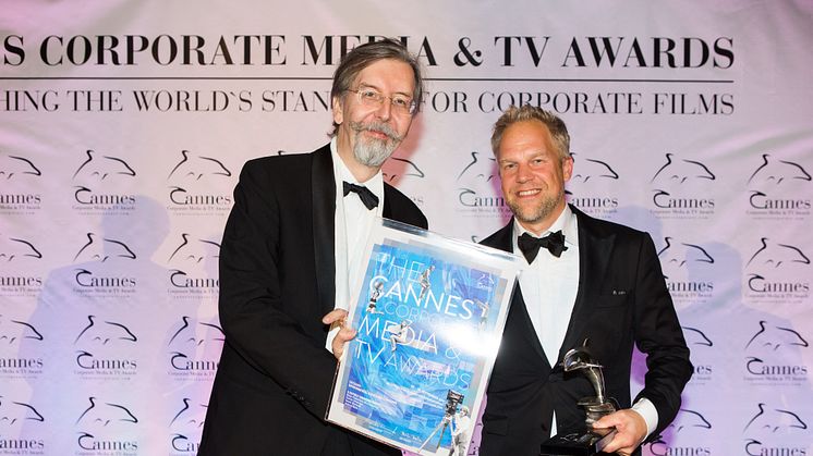 Alexander V. Kammel, grundare av Cannes Corporate Media & TV Awards delar ut priset till Sverker Johansson, Bitzer Production AB, som producerat den prisvinnande filmen åt Future Forests. Foto: Felipe Kolm, Warda Network
