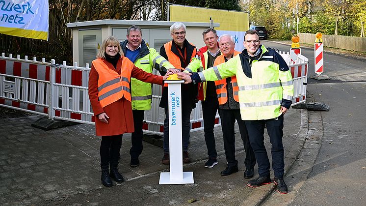 Mit Gästen aus der lokalen und Landespolitik nahmen Vertreter des Bayernwerks in Neudorf bei Ebensfeld die 125. digitale Ortsnetzstation des Kundencenters Bamberg in Betrieb.