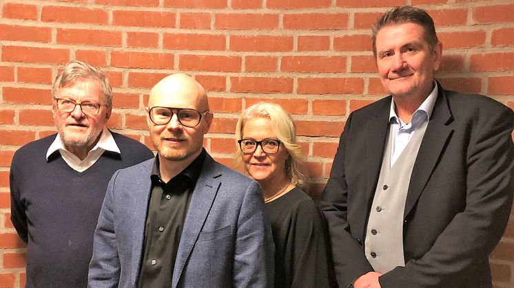 Anders Sandblad är först i världen med att doktorera i Arbetsintegrerat lärande (AIL). Här tillsammans med Bo Göranzon, senior professor i AIL,  Ulrika Lundh Snis, professor i Informatik och Lars Svensson, professor i Informatik.