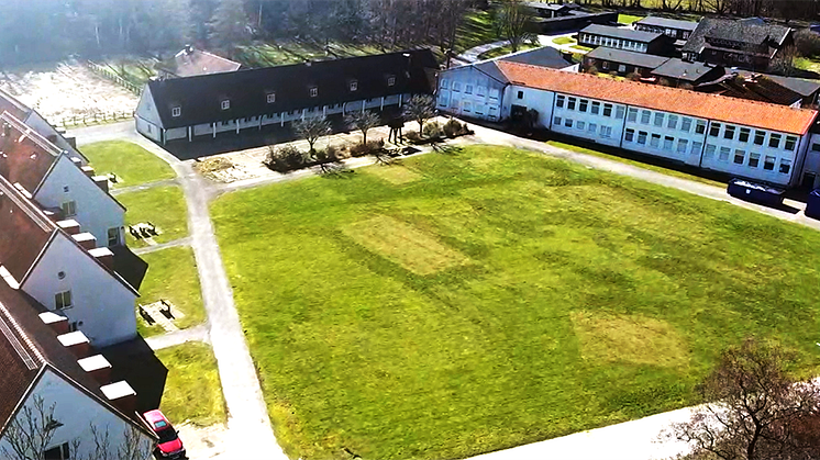 Plönninge Förvaltning AB är fastighetsägare till det gamla Plönningegymnasiet där nu Halmstad kommun blir hyresgäst. 